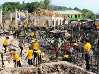Polresta Jayapura Kota Bersama Forkopimda Gelar Kerja Bakti Bersihkan Puing-Puing Pasca Kebakaran di Dok 5 Bawah