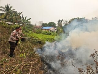 Respons Cepat Polsek Tanah Miring, Karhutla Dekat Permukiman Berhasil Dipadamkan