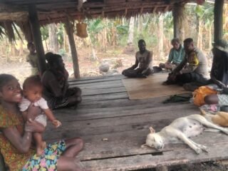 Bhabinkamtibmas Padua Dekatkan Diri dengan Warga, Keluhan Harga Ikan Ditampung