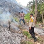 Polsek Kelila Gerak Cepat Padamkan Kebakaran Lahan di Bukit Yibaleme