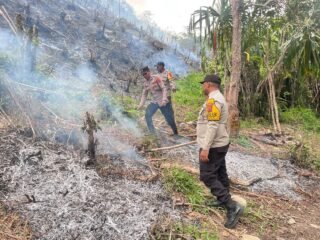 Polsek Kelila Gerak Cepat Padamkan Kebakaran Lahan di Bukit Yibaleme