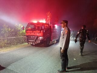 Gerak Cepat Tangani Karhutla, Kapolsek Yendidori Bersama Tim Gabungan dan AWC Padamkan Api di Kampung Padwa Pantai