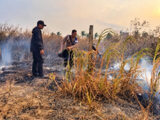 Respons Cepat Polsek Kurik Bersama BPBD dan Warga Padamkan Karhutla di Candra Jaya