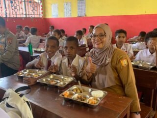 Polda Papua Hadirkan MBG Prasmanan, Siswa SDN Inpres Dok 8 Belajar Pola Makan Sehat