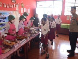 Hari Ketiga MBG Prasmanan di SDN Inpres Dok VIII, Polda Papua Matangkan Pola Pelayanan